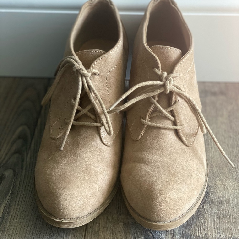 Women’s lace up suede bootie